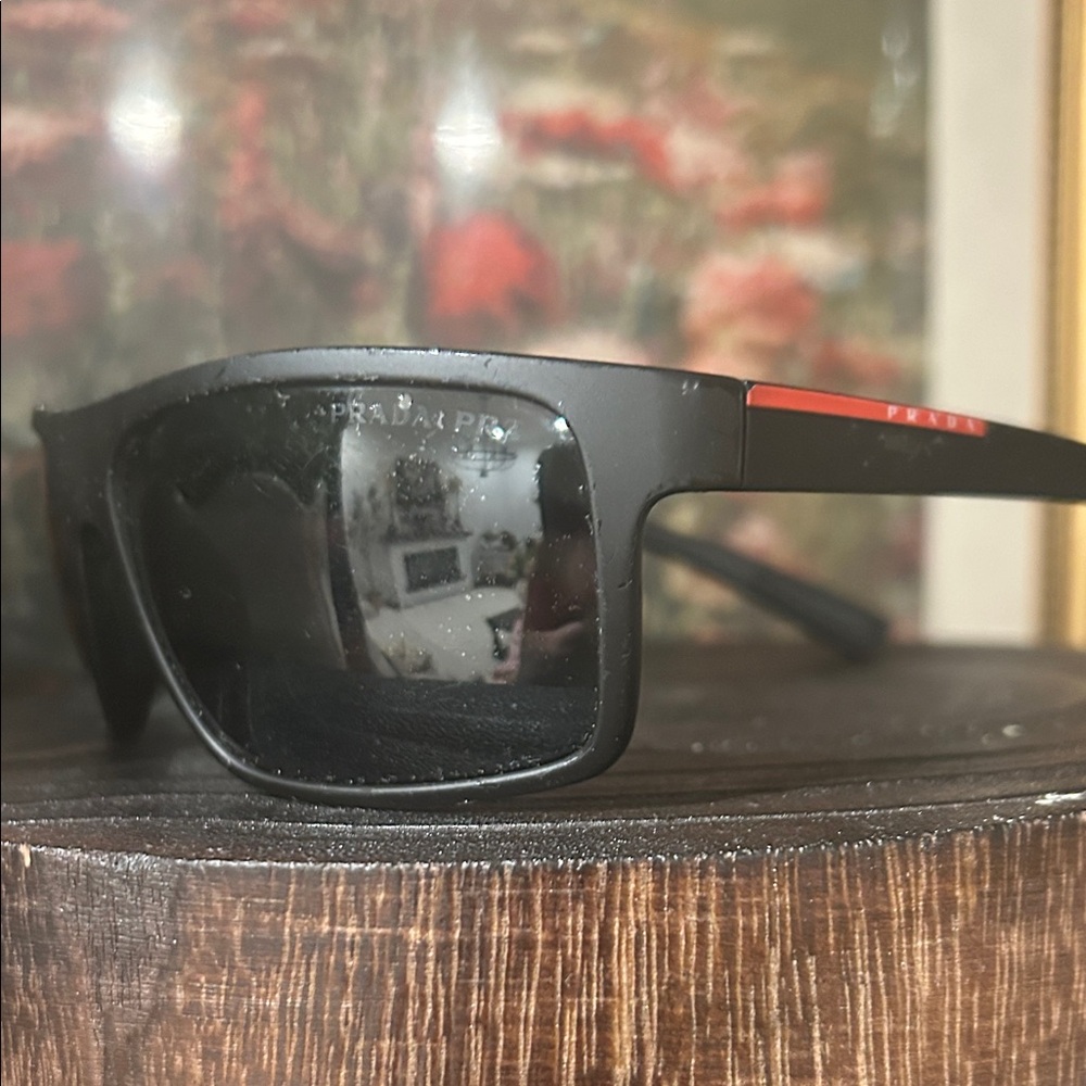 Prada Black and Red Sunglasses with original case - Picture 3 of 4